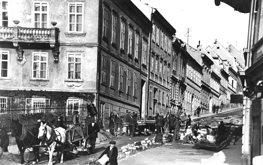 Mesnička ulica 1930. godine, polaganje kamenih kocki